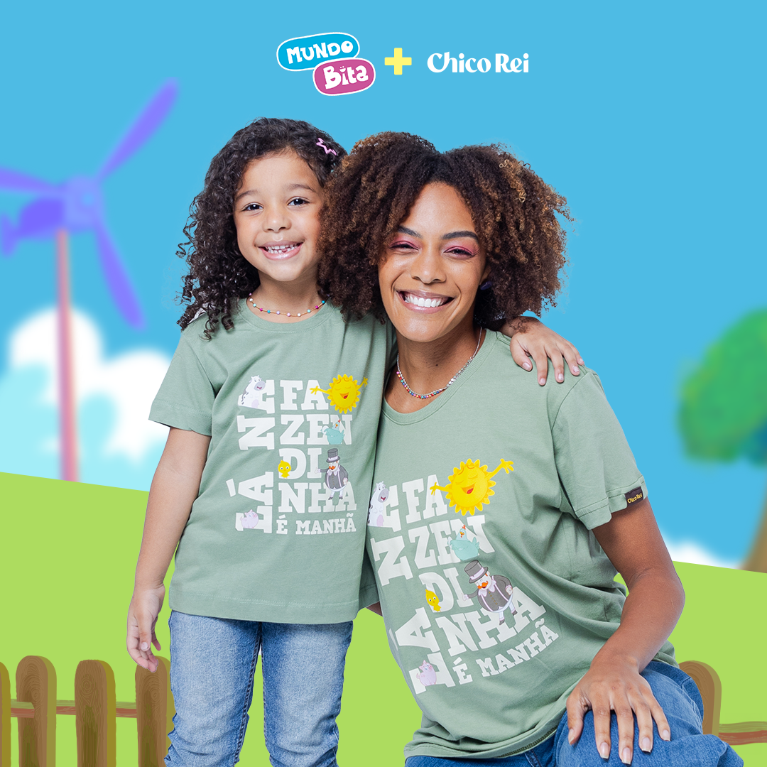 Modelo infantil e modelo adulta com as camisetas lá na fazendinha é manhã da Coleção Oficial Mundo Bita com a Chico Rei 