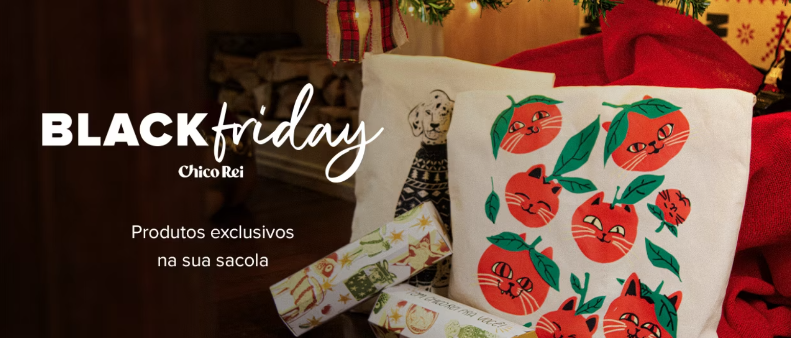 ecobags e sacalos no pé de uma árvore de natal