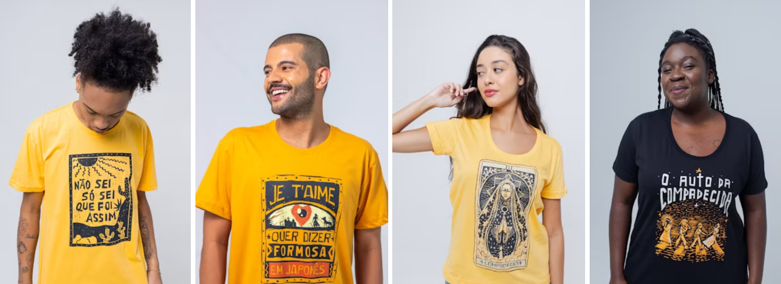 Modelos vestindo camisetas estampadas do O Auto da Compadecida