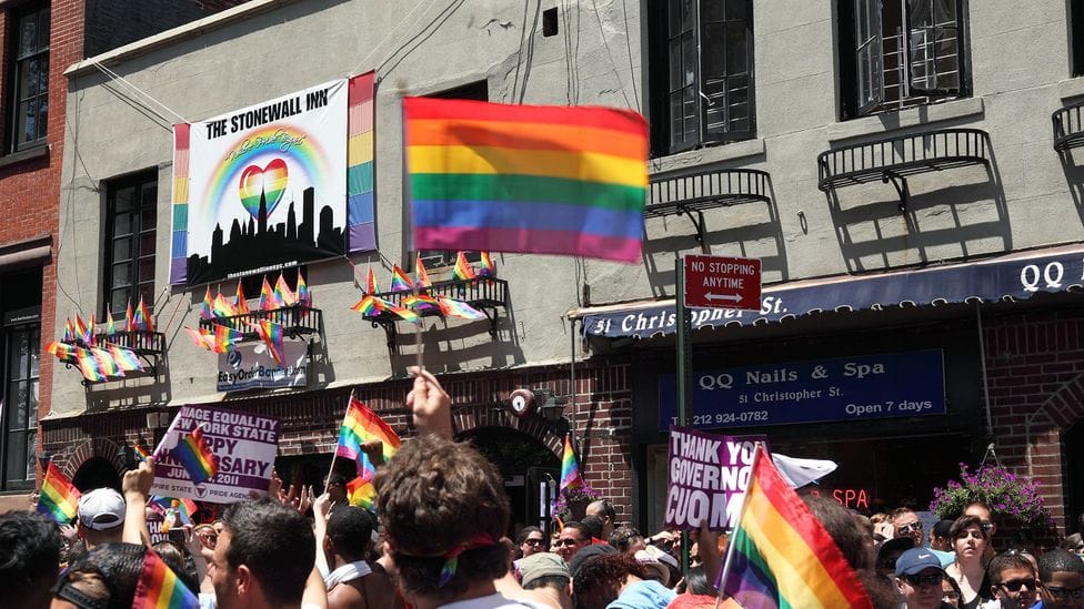 LGBTQIAPN+: no mês do orgulho entenda o significado da sigla e a história do movimento