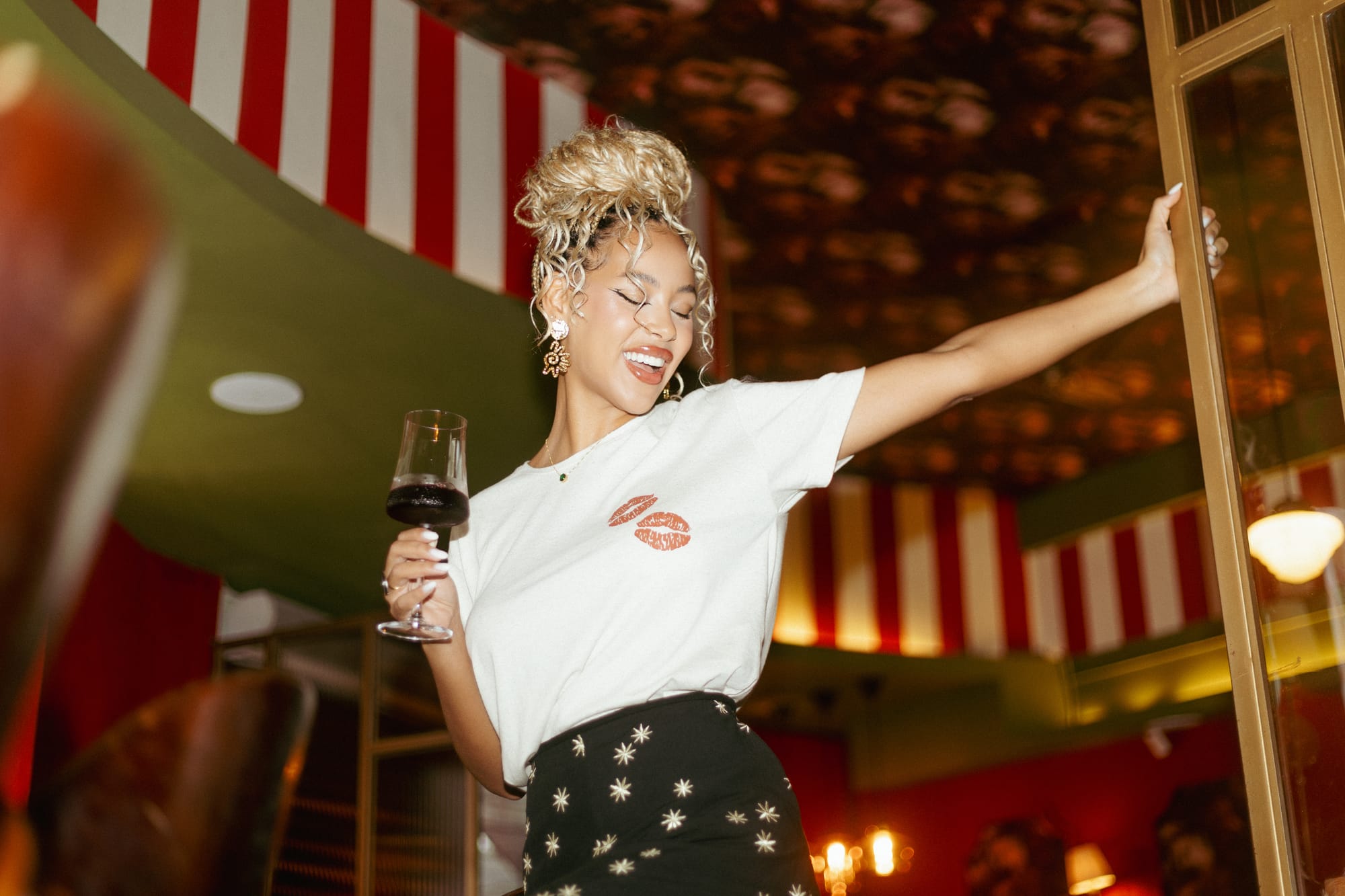 Como usar camiseta feminina? 10 dicas de looks para ir além do básico