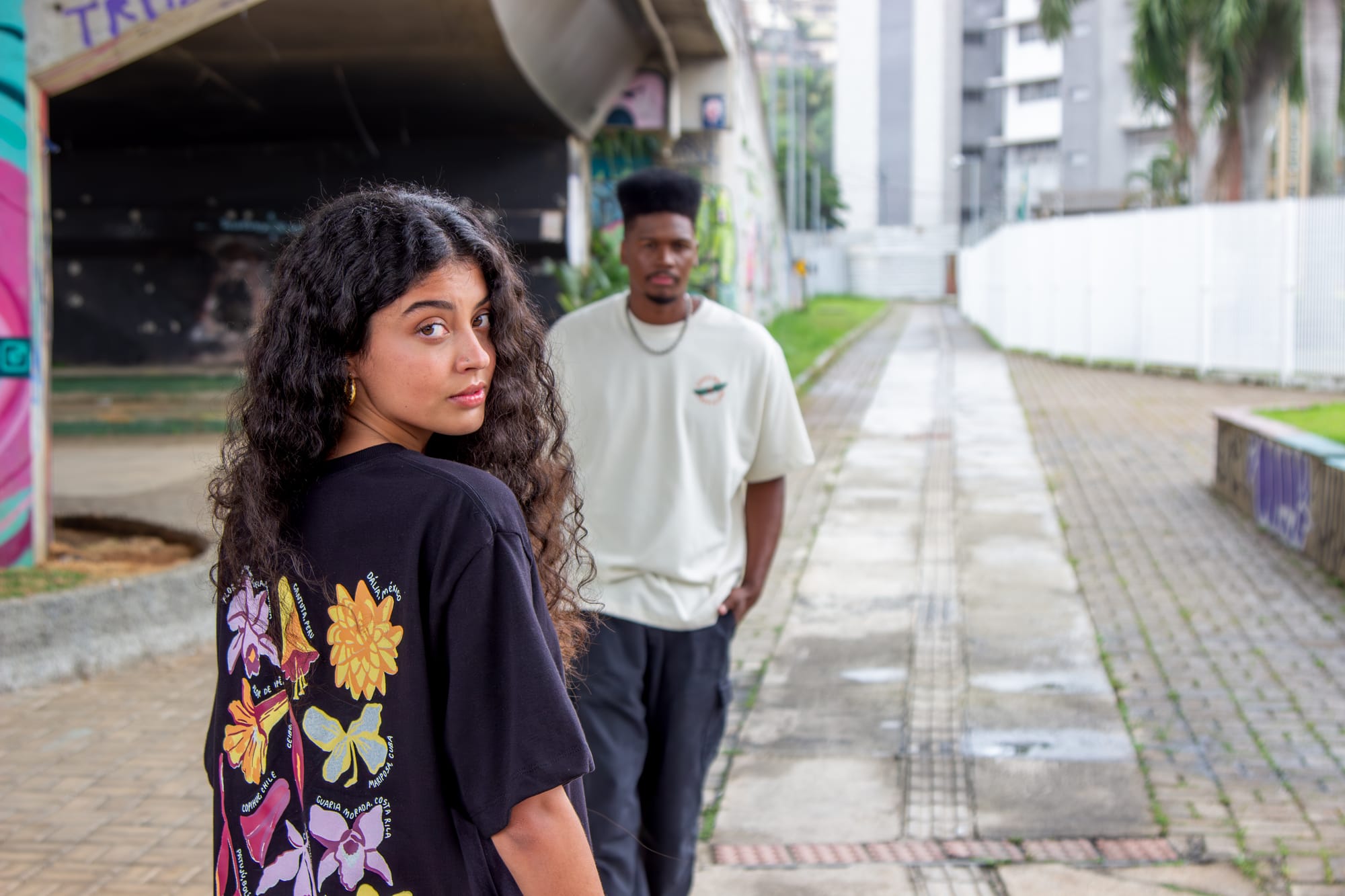 O que é camiseta oversized? 5 dicas para melhorar os seus looks