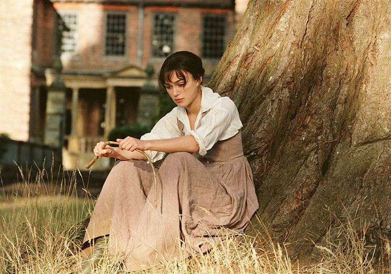 Personagem Elizabeth Bennet sentado numa árvore quebrando um galho