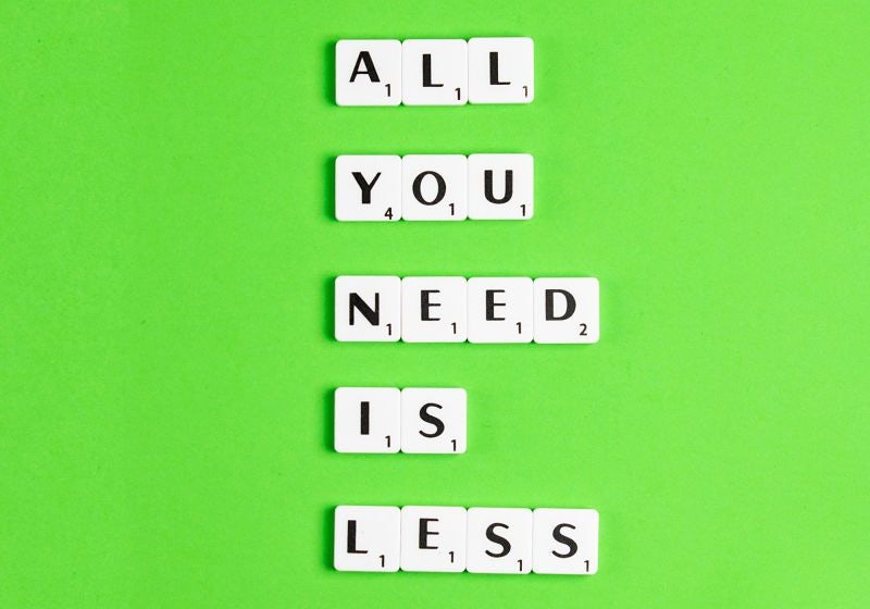 Arte gráfica com pequenos quadrados formando a frase: All you need is less