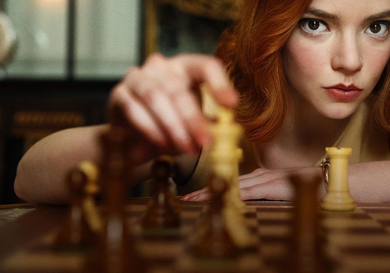 cena da série O Gambito da Rainha, personagem principal jogando xadrez