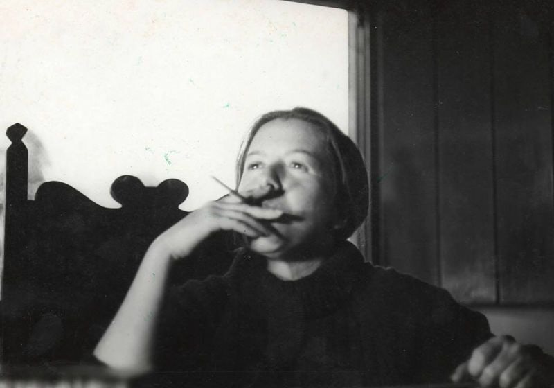 Hilda Hilst fumando cigarro
