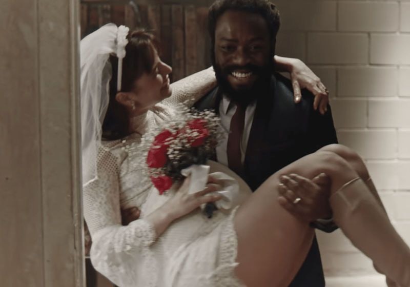 Cena da Série Samantha com protagonista vestida de noiva no colo de um homem